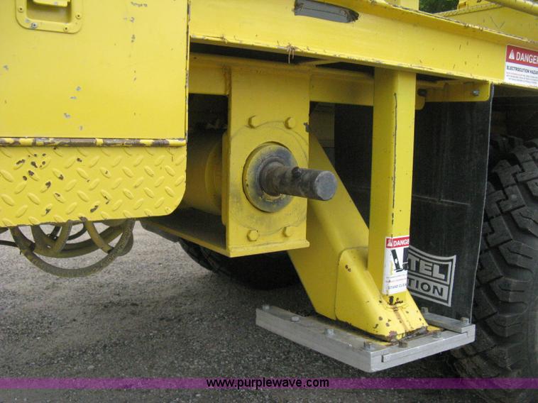 image for item D8462 1995 Ford F700 digger derrick truck
