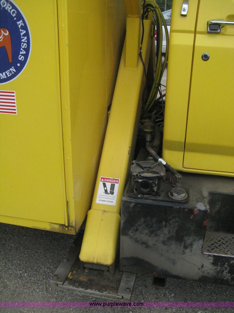 image for item D8462 1995 Ford F700 digger derrick truck