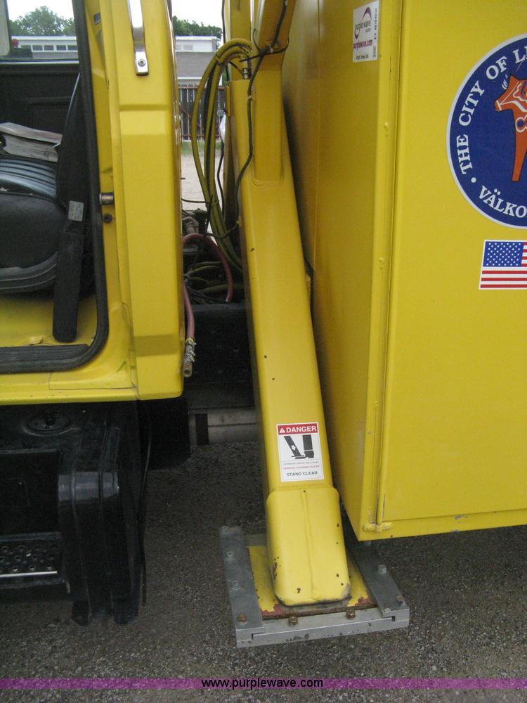image for item D8462 1995 Ford F700 digger derrick truck