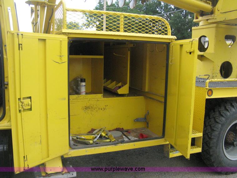 image for item D8462 1995 Ford F700 digger derrick truck