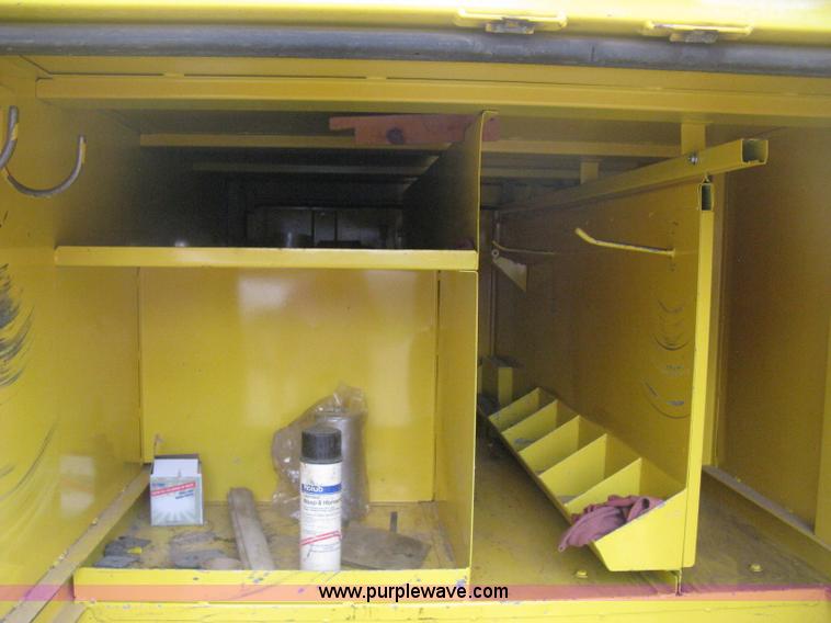 image for item D8462 1995 Ford F700 digger derrick truck