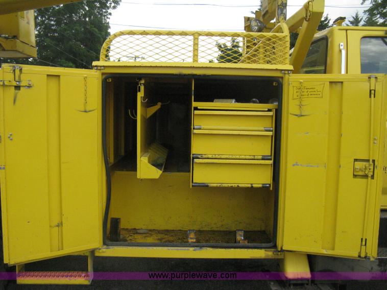 image for item D8462 1995 Ford F700 digger derrick truck