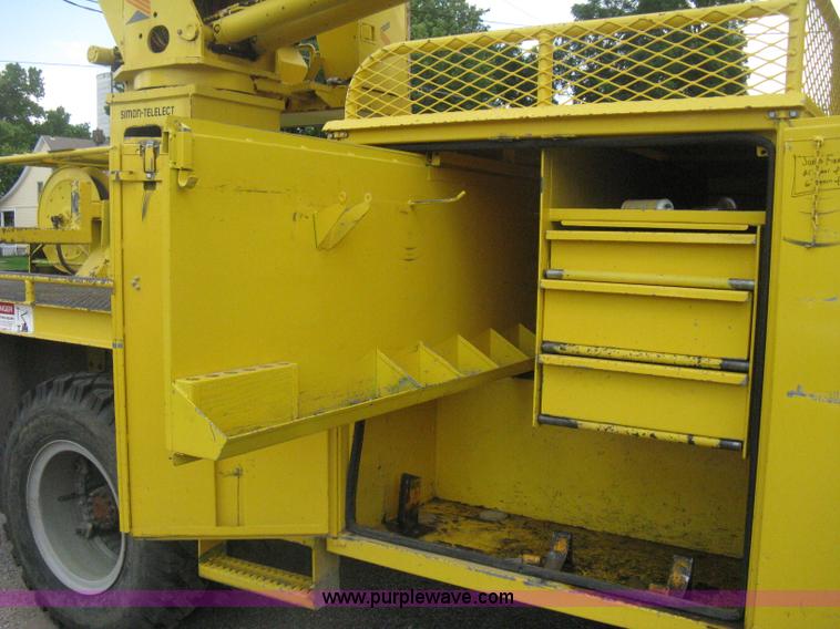 image for item D8462 1995 Ford F700 digger derrick truck