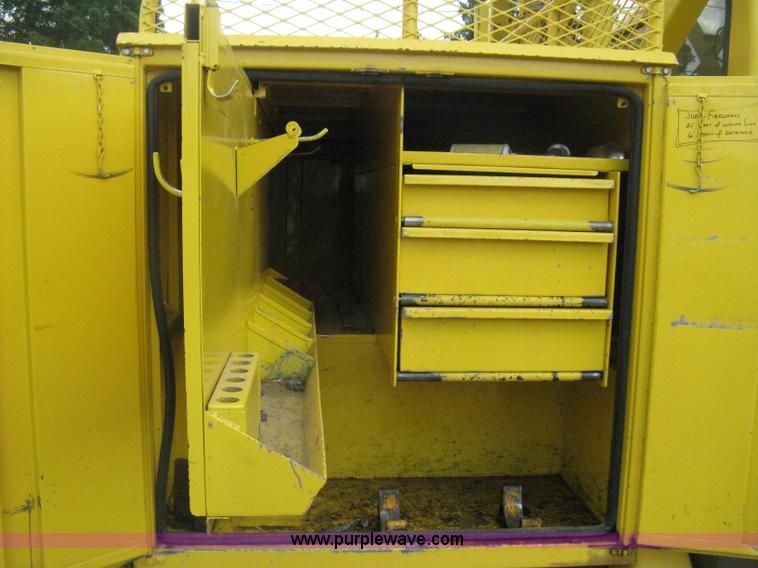 image for item D8462 1995 Ford F700 digger derrick truck