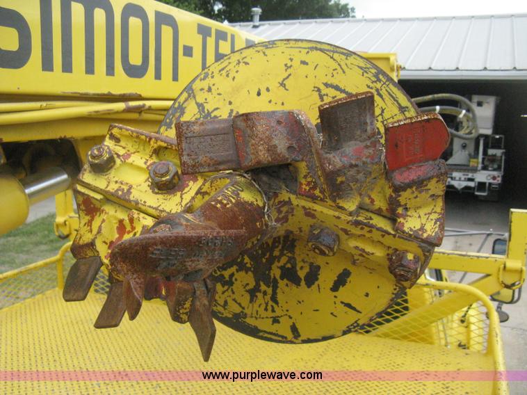 image for item D8462 1995 Ford F700 digger derrick truck