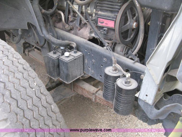 image for item D8462 1995 Ford F700 digger derrick truck