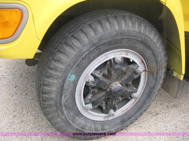 image for item D8462 1995 Ford F700 digger derrick truck