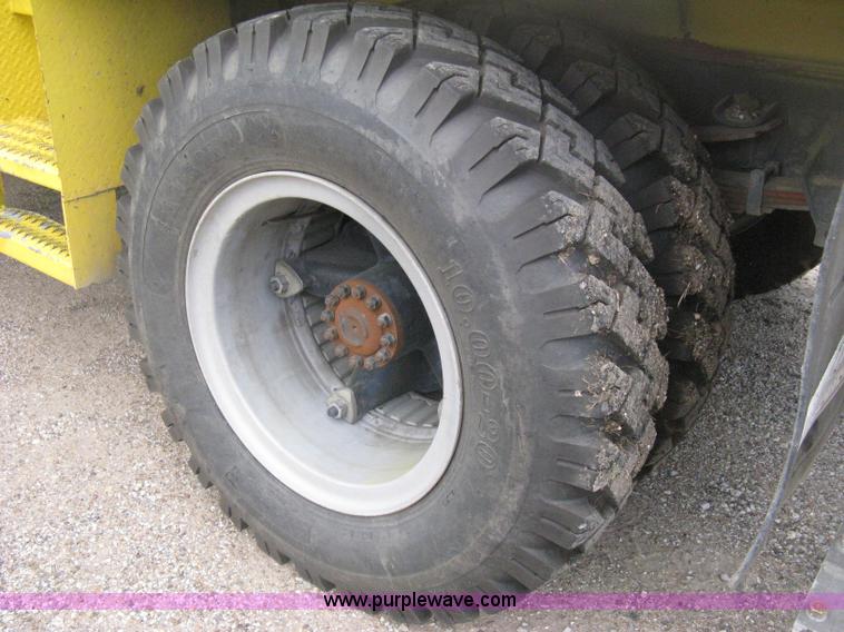 image for item D8462 1995 Ford F700 digger derrick truck