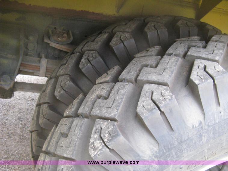 image for item D8462 1995 Ford F700 digger derrick truck