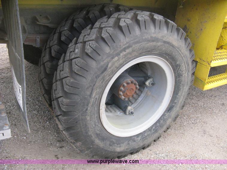 image for item D8462 1995 Ford F700 digger derrick truck