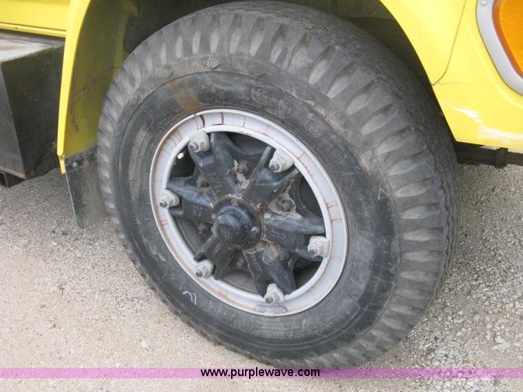 image for item D8462 1995 Ford F700 digger derrick truck