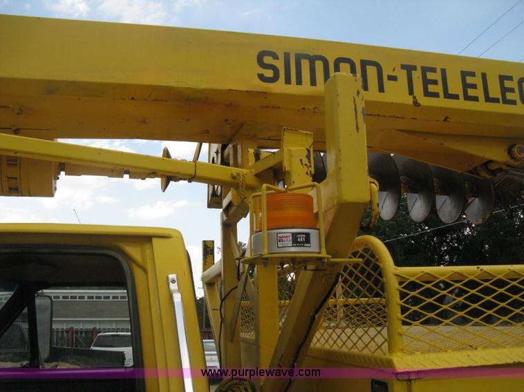 image for item D8462 1995 Ford F700 digger derrick truck