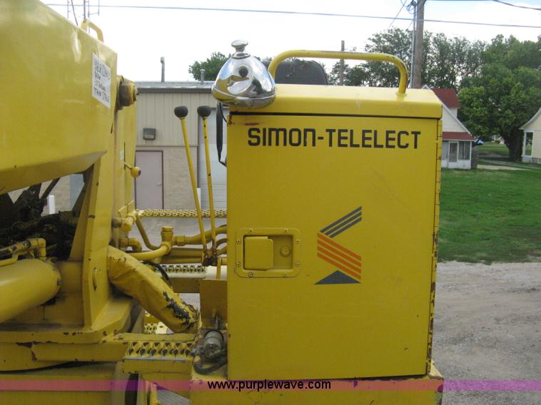 image for item D8462 1995 Ford F700 digger derrick truck