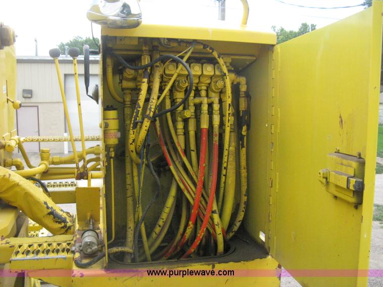 image for item D8462 1995 Ford F700 digger derrick truck