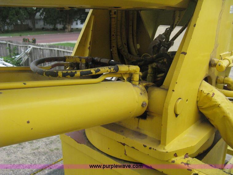 image for item D8462 1995 Ford F700 digger derrick truck