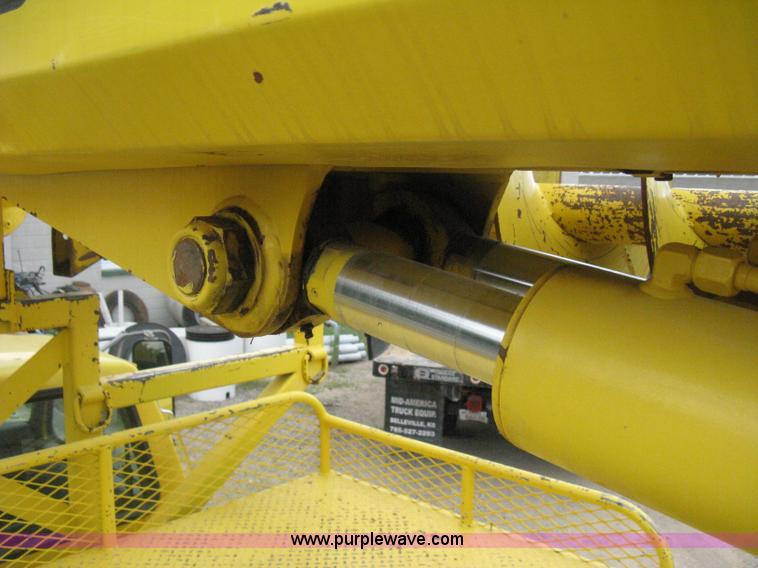 image for item D8462 1995 Ford F700 digger derrick truck