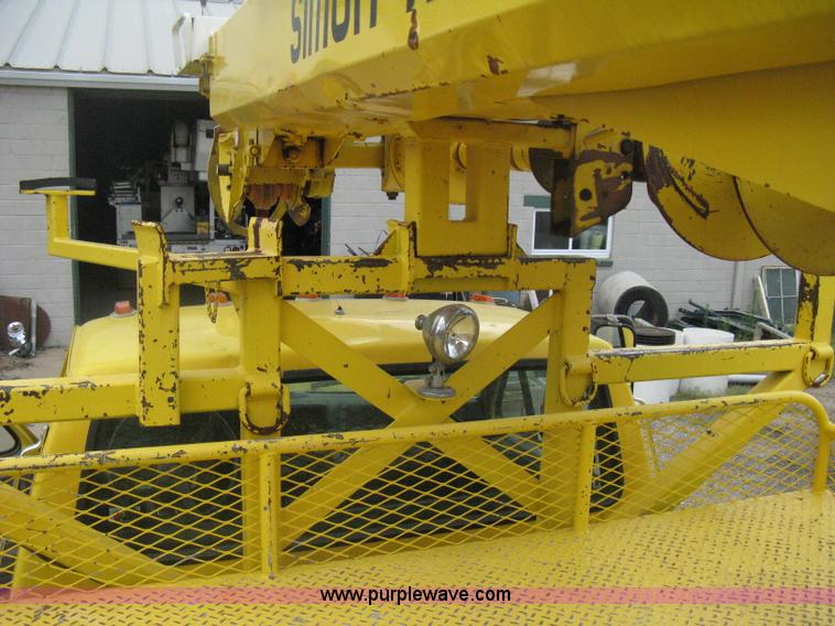 image for item D8462 1995 Ford F700 digger derrick truck