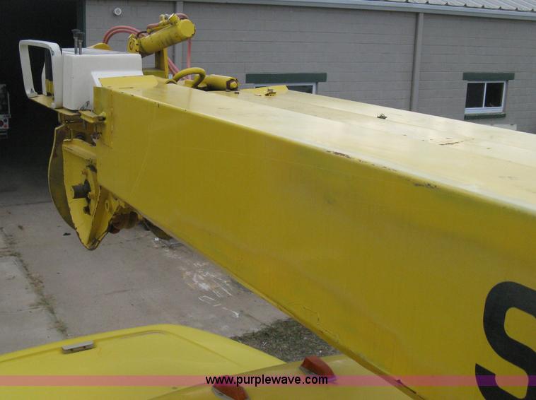 image for item D8462 1995 Ford F700 digger derrick truck