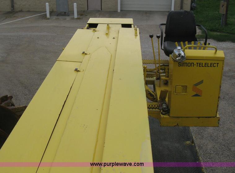 image for item D8462 1995 Ford F700 digger derrick truck