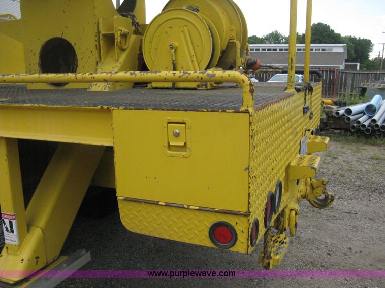 image for item D8462 1995 Ford F700 digger derrick truck