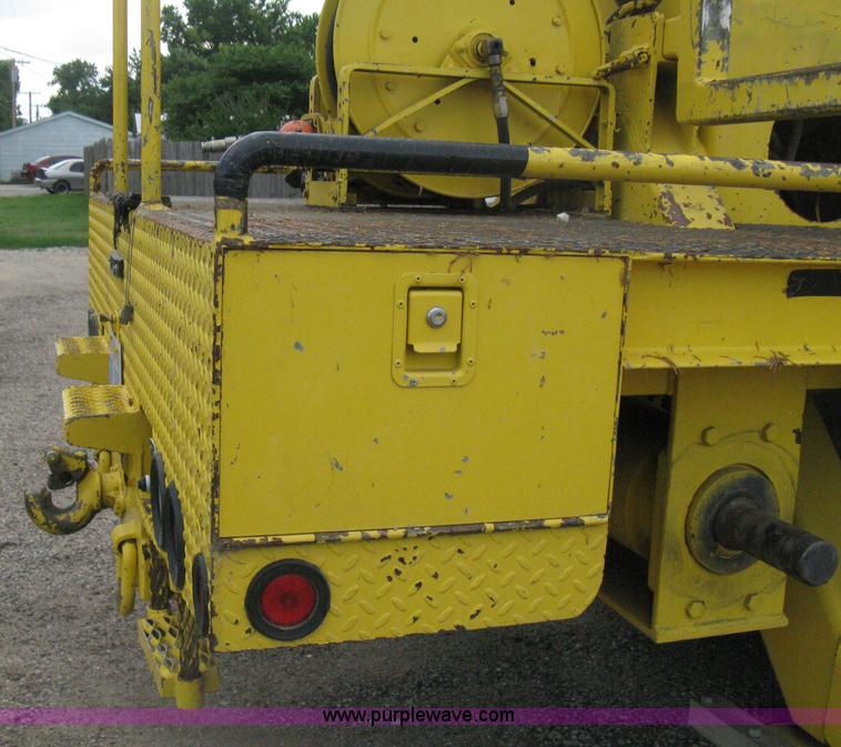 image for item D8462 1995 Ford F700 digger derrick truck