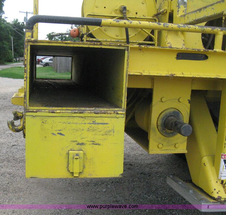 image for item D8462 1995 Ford F700 digger derrick truck