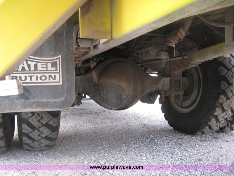 image for item D8462 1995 Ford F700 digger derrick truck