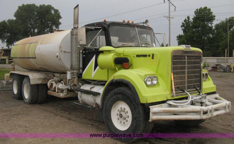 image for item D8496 1977 White Western Star water tanker truck