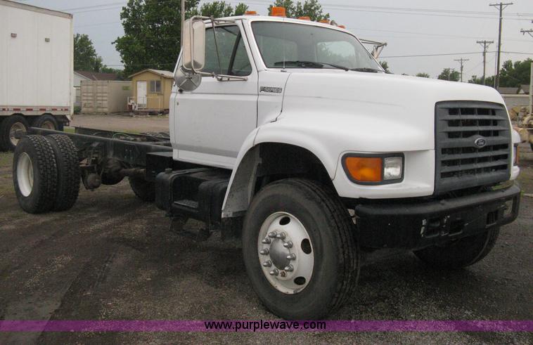 image for item D8497 1999 Ford F800 semi truck