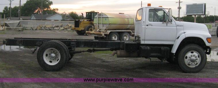 image for item D8497 1999 Ford F800 semi truck
