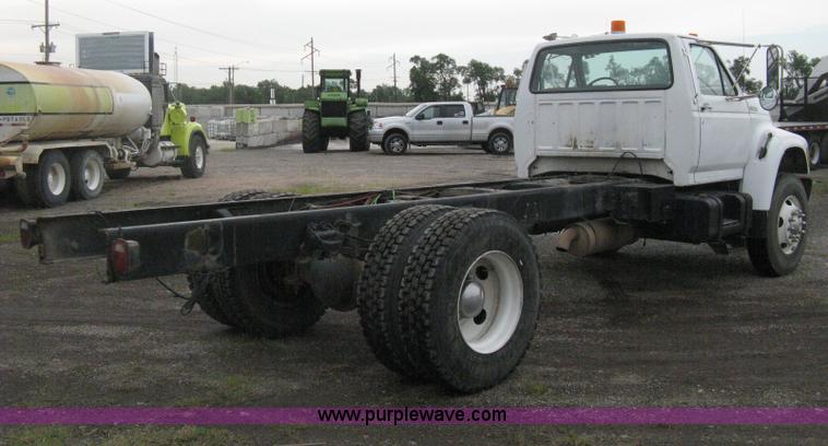 image for item D8497 1999 Ford F800 semi truck