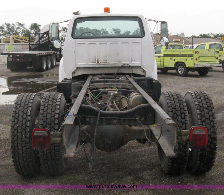 image for item D8497 1999 Ford F800 semi truck