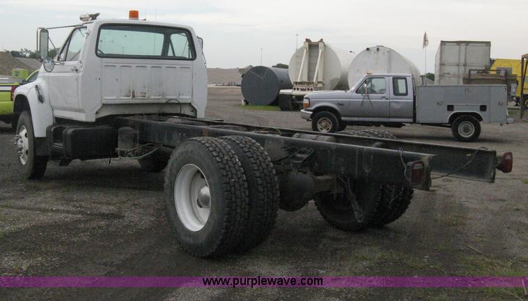 image for item D8497 1999 Ford F800 semi truck