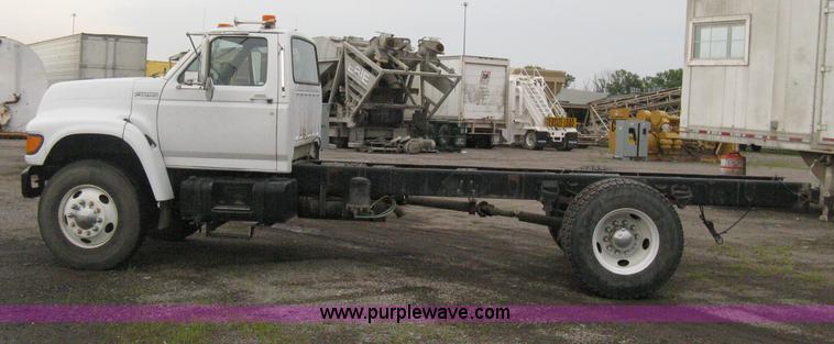 image for item D8497 1999 Ford F800 semi truck