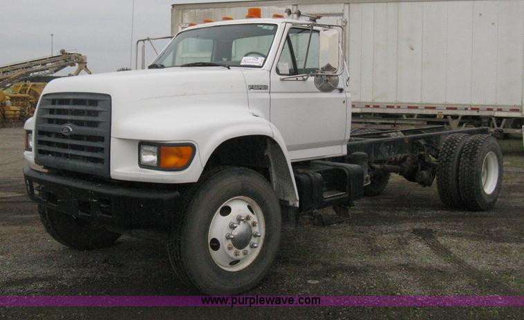 image for item D8497 1999 Ford F800 semi truck