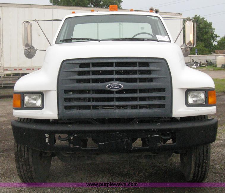 image for item D8497 1999 Ford F800 semi truck