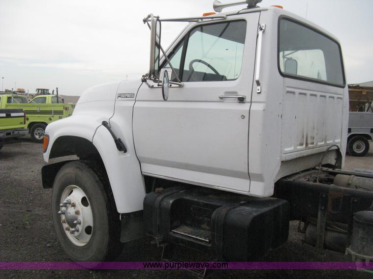 image for item D8497 1999 Ford F800 semi truck