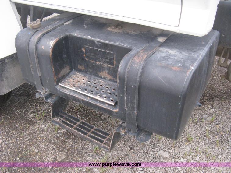 image for item D8497 1999 Ford F800 semi truck