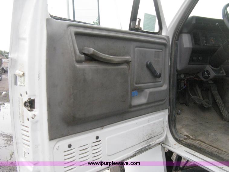 image for item D8497 1999 Ford F800 semi truck