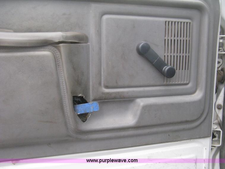 image for item D8497 1999 Ford F800 semi truck