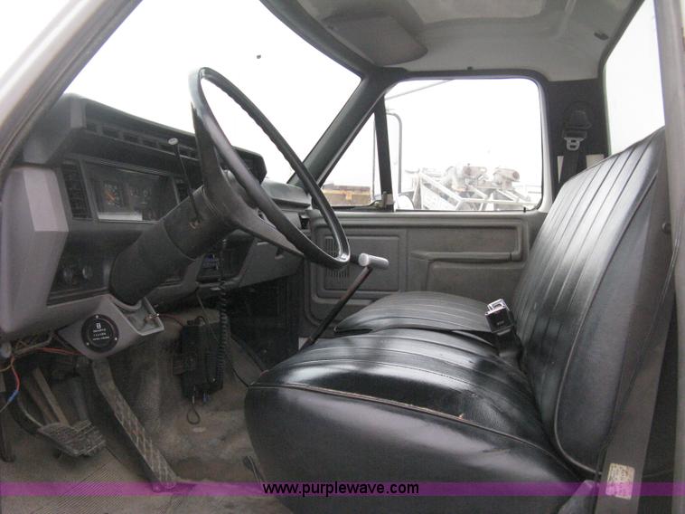 image for item D8497 1999 Ford F800 semi truck