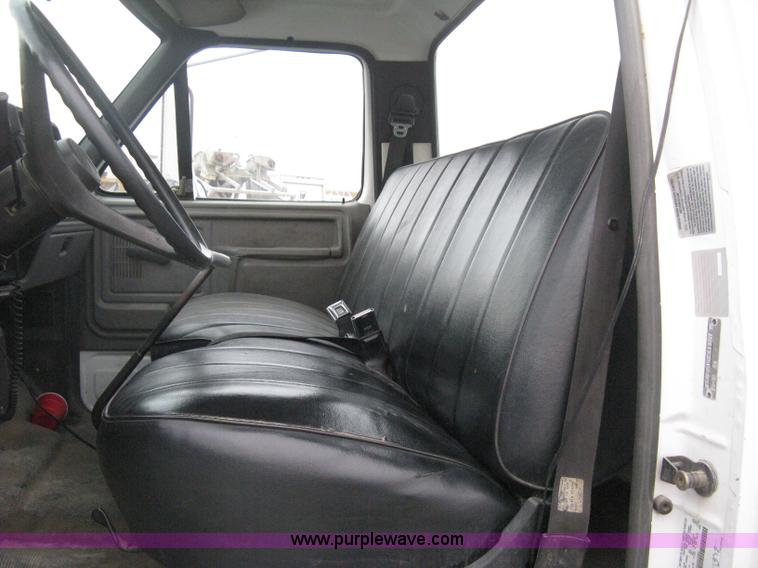 image for item D8497 1999 Ford F800 semi truck