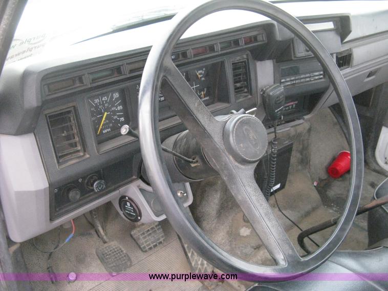 image for item D8497 1999 Ford F800 semi truck