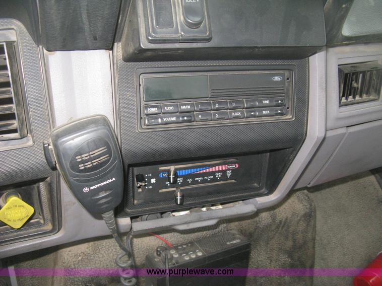 image for item D8497 1999 Ford F800 semi truck