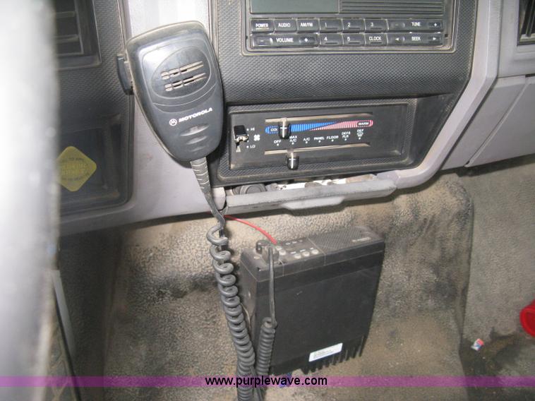 image for item D8497 1999 Ford F800 semi truck