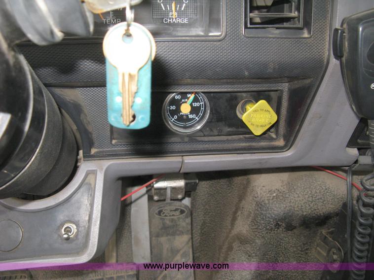 image for item D8497 1999 Ford F800 semi truck