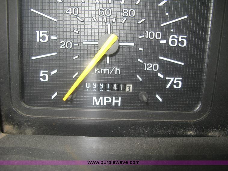 image for item D8497 1999 Ford F800 semi truck