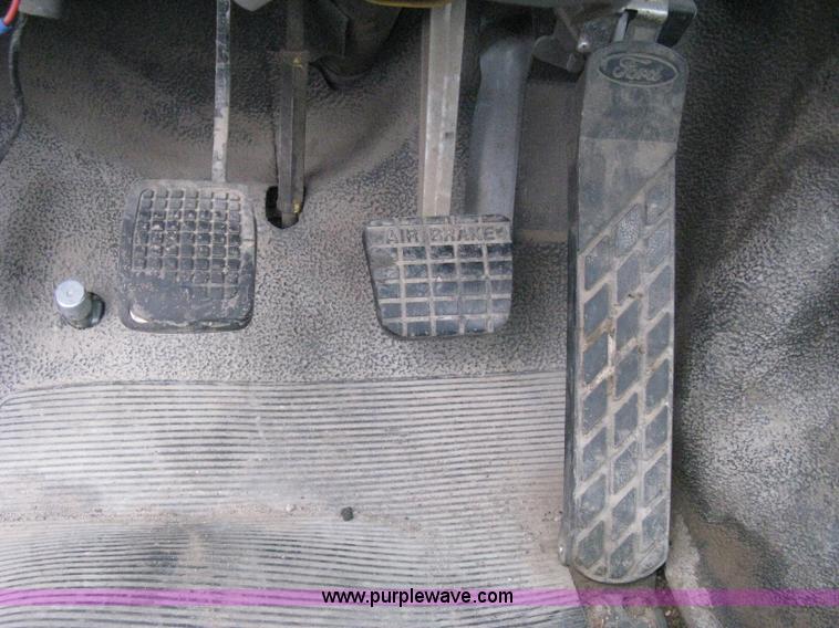 image for item D8497 1999 Ford F800 semi truck