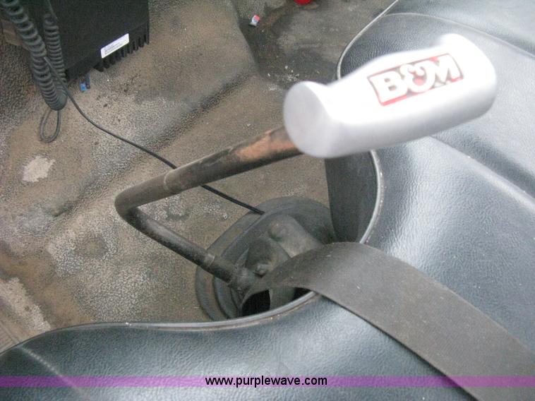 image for item D8497 1999 Ford F800 semi truck