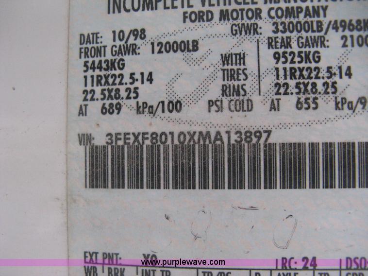 image for item D8497 1999 Ford F800 semi truck